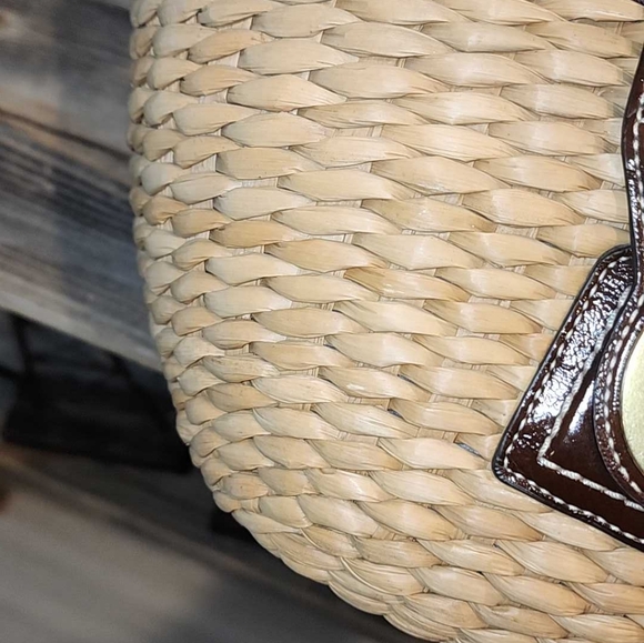 Coach 2008 brown, straw, turn lock basket with brass hardware - Picture 4 of 14